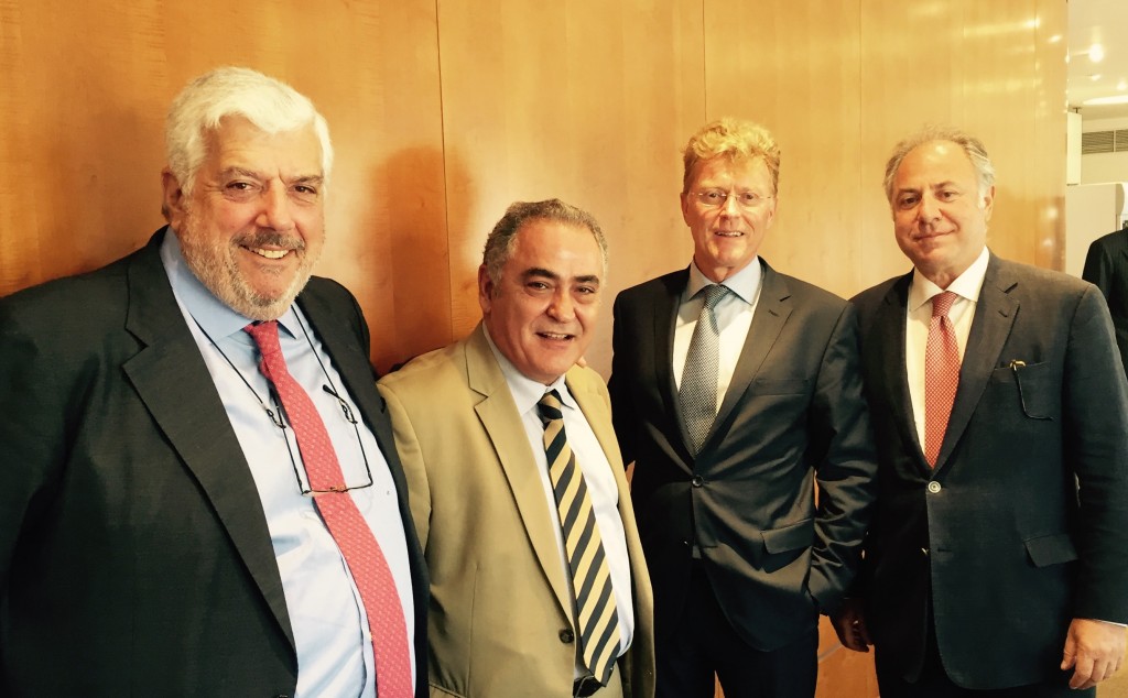 O Willem van Duin και ο Γιώργος Κώτσαλος με τους Γιάννη Χατζηθεοδοσίου,πρόεδρο ΕΕΑ και Γιώργο Καραβία, πρόεδρο ΣΕΜΑ.  