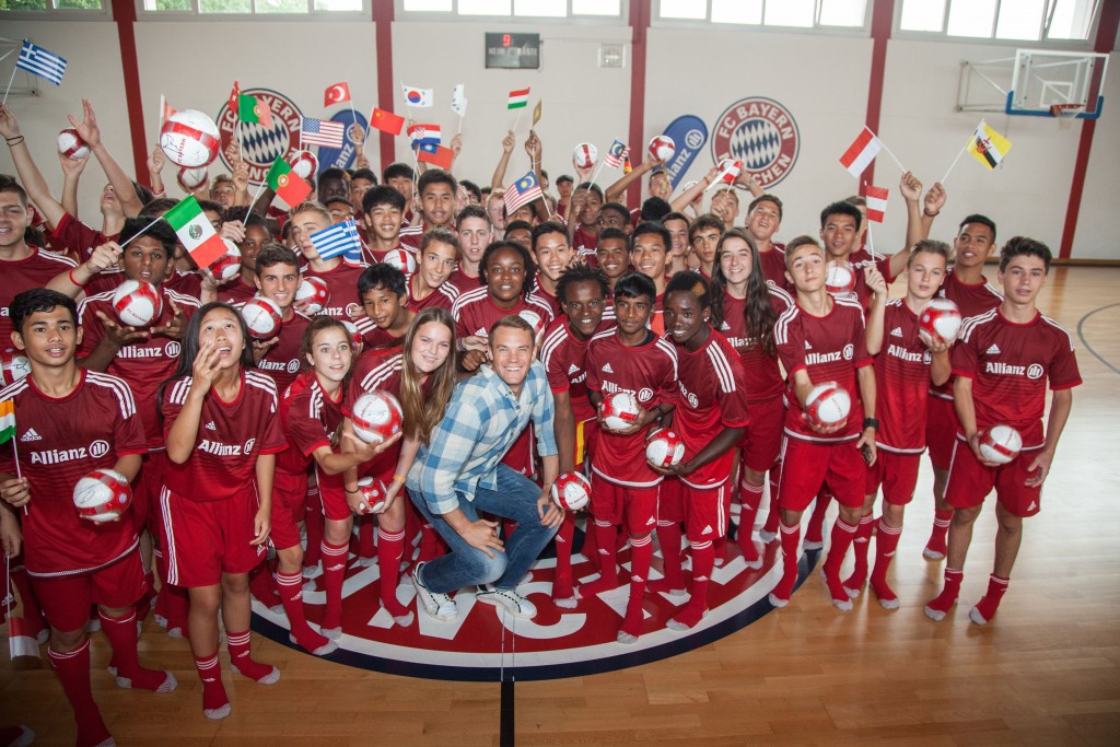 Allianz Junior Football Camp 2015, 17.08.2015, 75 Campteilehmer aus 27 Ländern mit Manuel Neuer, FCBayern,