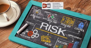 risk management, διαχείριση κινδύνων, μαυροπίνακας σε σχήμα τάμπλετ, ΕΙΑΣ