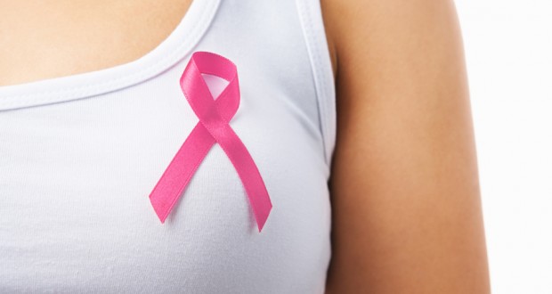 γυναίκα με λευκό φανελάκι και ροζ κορδέλα, καρκίνος μαστού
