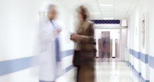 γγιατρός συζητά με γυναίκα σε διάδρομο νοσοκομείου