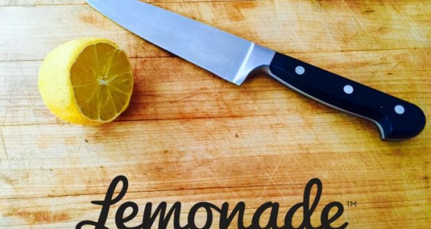 Lemonade, ασφαλιστική, λεμόνι και μαχαίρι σε επιφάνεια κοπής
