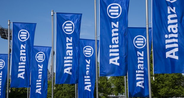 Μπλε σημαίες με λογότυπο Allianz