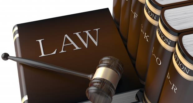 νομικά βιβλία, σφυρί, δικαστική απόφαση