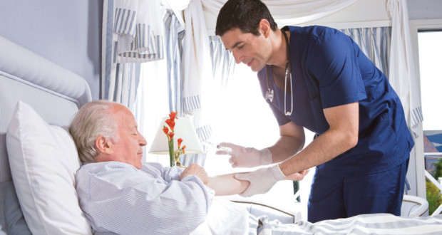 Νοσοκόμος κάνει ένεση σε ηλικιωμένο ασθενή