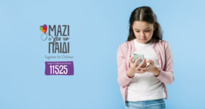κορίτσι κοιτά κινητό, μαζί για το παιδί, social media