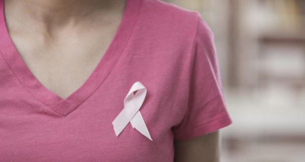 γυναίκα με ροζ μπλούζα και κορδέλα στο στήθος, καρκίνος μαστού