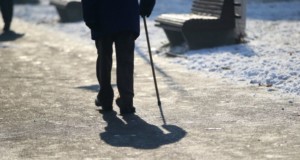 άνδρας με μπαστούνι, χιονισμένος δρόμος