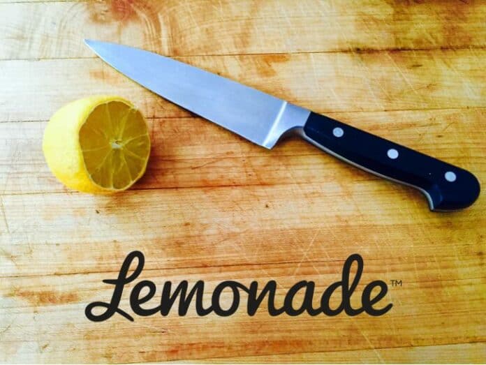 Lemonade, ασφαλιστική, λεμόνι και μαχαίρι σε επιφάνεια κοπής