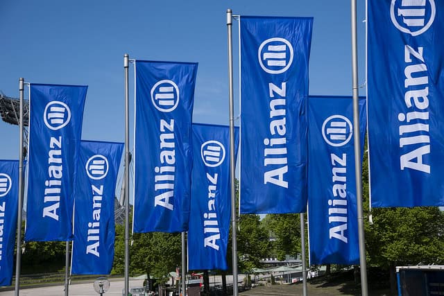 Μπλε σημαίες με λογότυπο Allianz