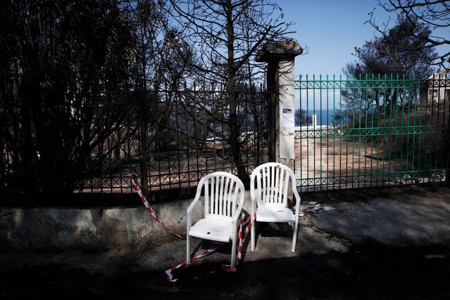 καρεκλες, κάγκελα, καμένα, πυρκαγιές, φωτιά, Μάτι, μέτρα προστασίας