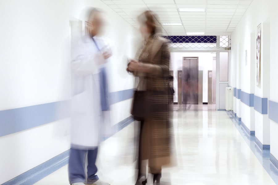 γγιατρός συζητά με γυναίκα σε διάδρομο νοσοκομείου