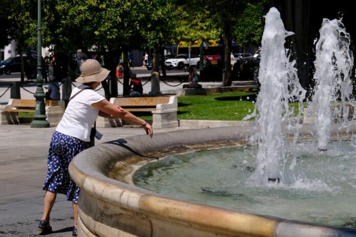 Heat in Greece, fountain in central Athens, source: Alexandros Michailidis / Shutterstock.com