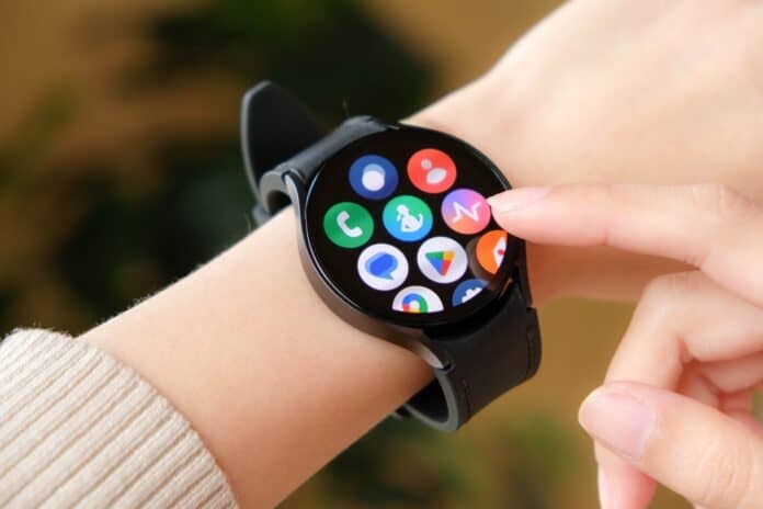 Samsung wearable, source: Framesira / Shutterstock.com