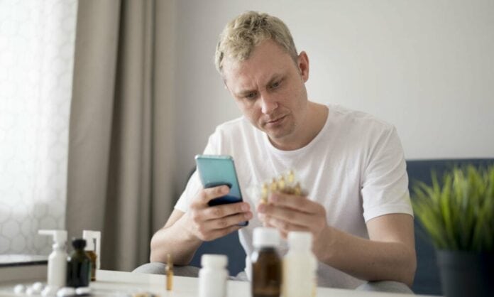 Ασθενής με κινητό ελέγχει φάρμακα