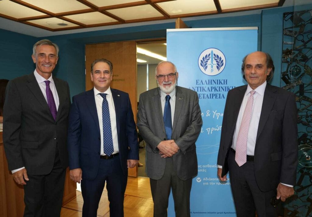 Από αριστερά: Giuseppe Zorgno, Εκτελεστικός Αντιπρόεδρος ΔΣ, Υδρόγειος Ασφαλιστική, Παύλος Κασκαρέλης, Διευθύνων Σύμβουλος, Υδρόγειος Ασφαλιστική, Ευάγγελος Φιλόπουλος, Πρόεδρος της Ελληνικής Αντικαρκινικής Εταιρείας, Γιάννης Σουρλής, Γενικός Διευθυντής, Υδρόγειος Ασφαλιστική