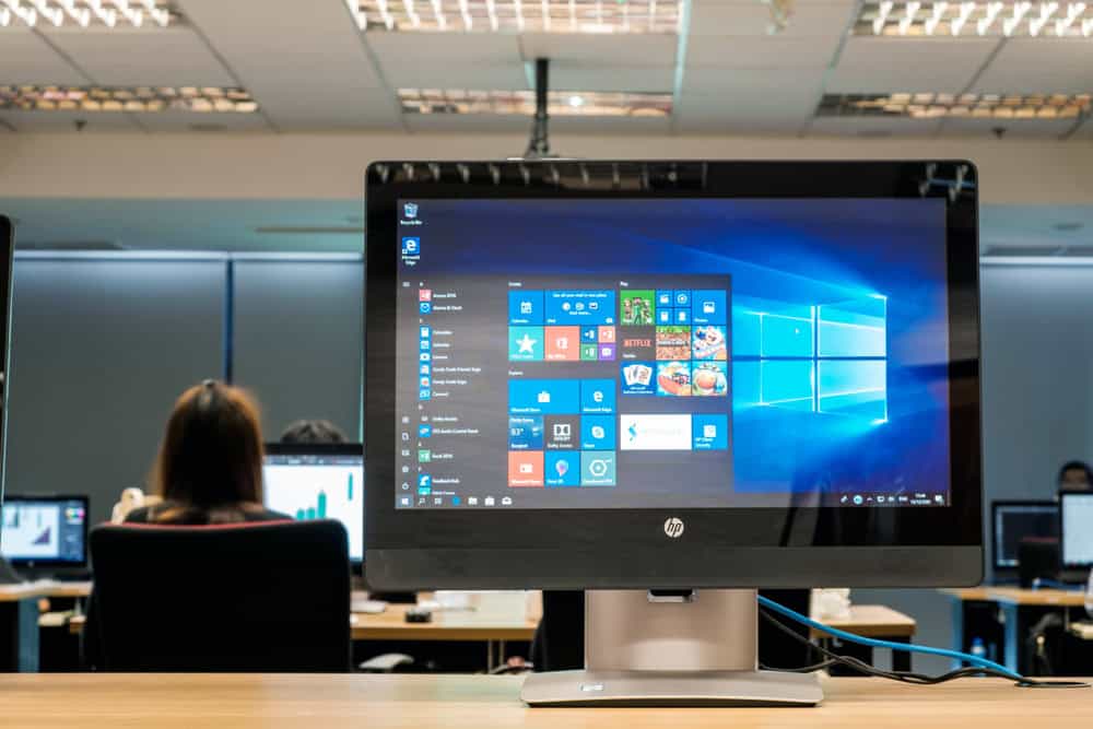 Windows 10 PC, office background, source: Thannaree Deepul / Shutterstock.com