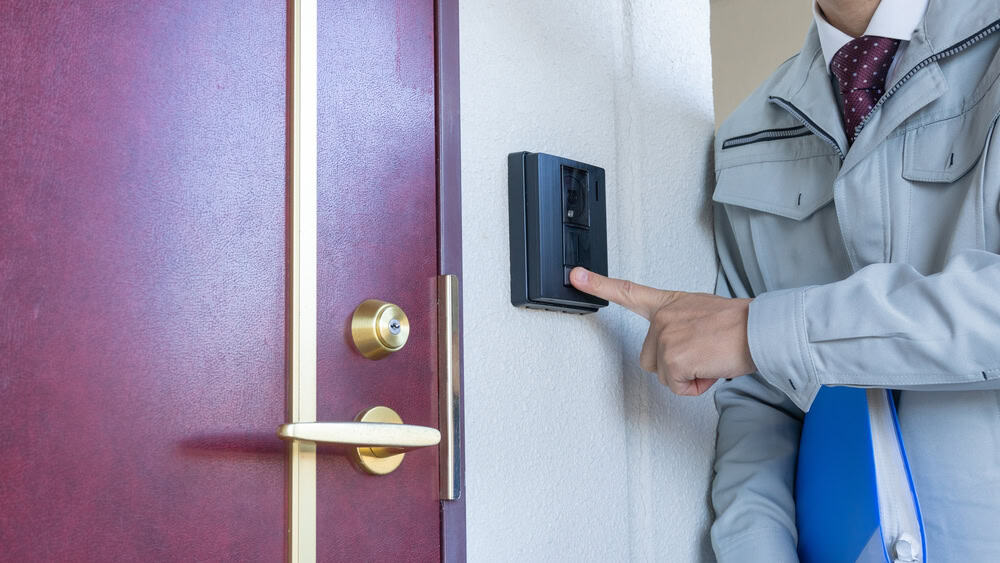Salesman ringing doorbell, source: Shutterstock