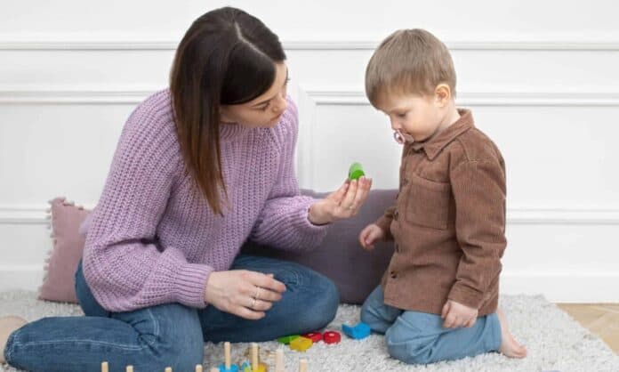 Μητέρα και παιδί με αυτισμό παίζουν