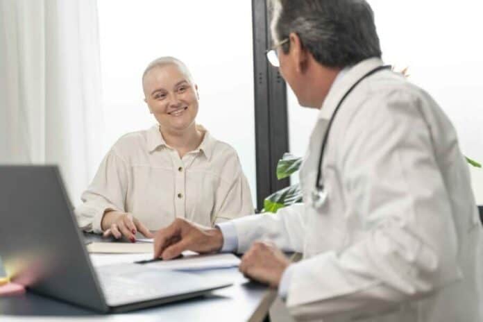 Νεαρή καρκινοπαθής σε ιατρική επίσκεψη