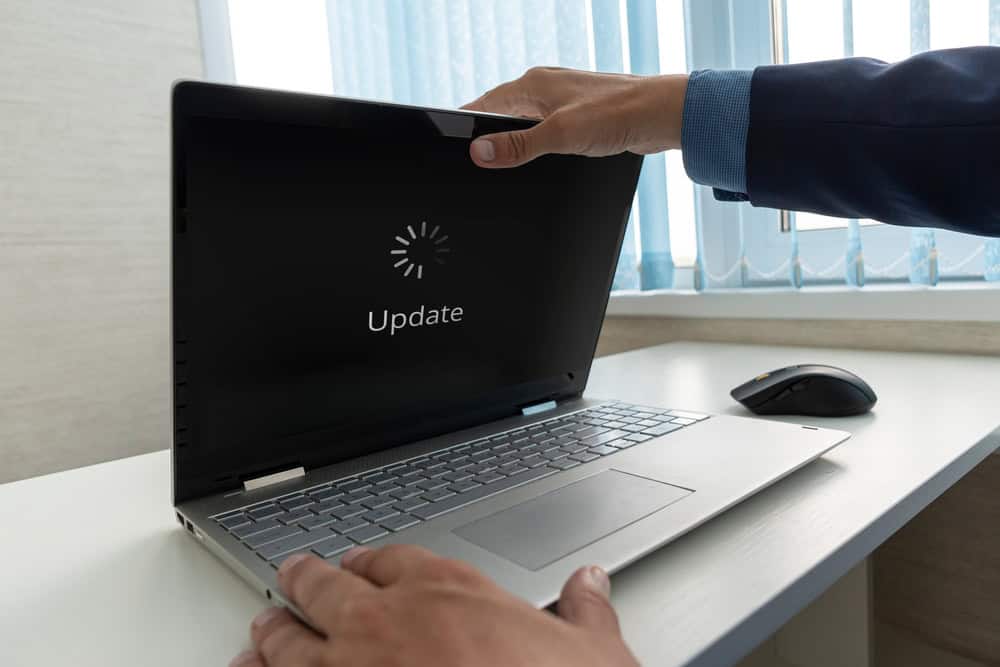 Laptop updating, source: Shutterstock