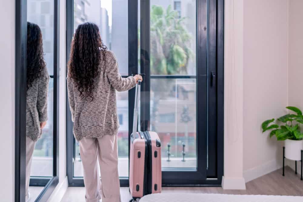 Tourist with suitcase in rented appartment, source: Shutterstock