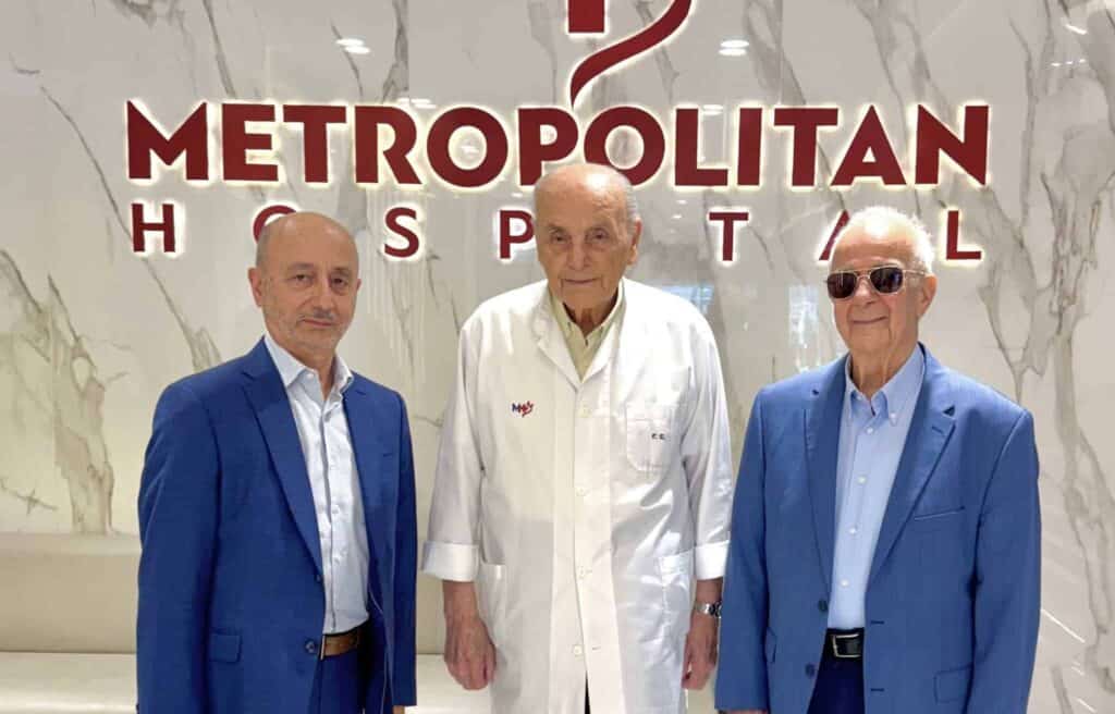 Ο κ. Στέφανος Γιακουμάκης, Διοικητικός Διευθυντής του Metropolitan Hospital, δεξιά ο κ. Βασίλης Λαμπρινουδάκης, αρχαιολόγος – ομότιμος καθηγητής κλασικής αρχαιολογίας του Πανεπιστημίου Αθηνών και Πρόεδρος της ΑΜΚΕ «Ασκληπιάδης» και αριστερά ο κ. Γιάννης Ρούντος, εταίρος-μέλος της ΑΜΚΕ «Ασκληπιάδης», κατά την παρουσίαση των έργων του Ασκληπιείου Επιδαύρου στη διοίκηση του Ομίλου HHG