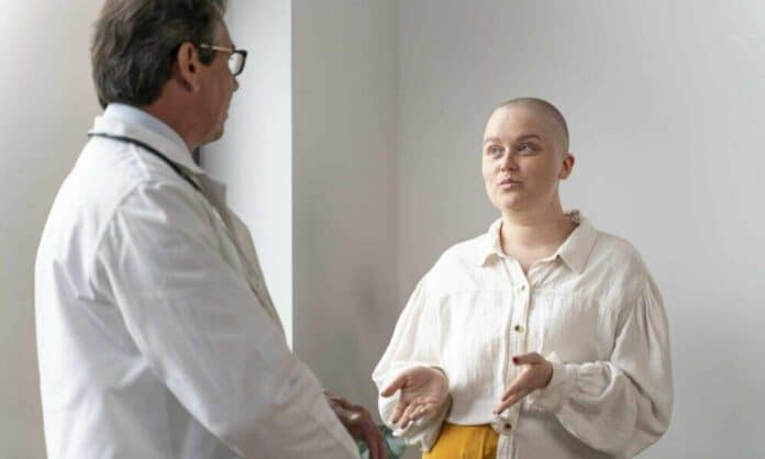 viruscomgr_cancer_patient_doctor-scaled-center-top-1000x600 Γιατρός και ογκολογική ασθενής