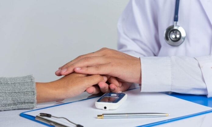 World diabetes day;docter holding patient hand's Γιατρός και ασθενής με διαβήτη
