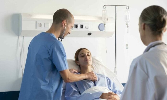 Επίσκεψη γιατρών σε θάλαμο νοσοκομείου