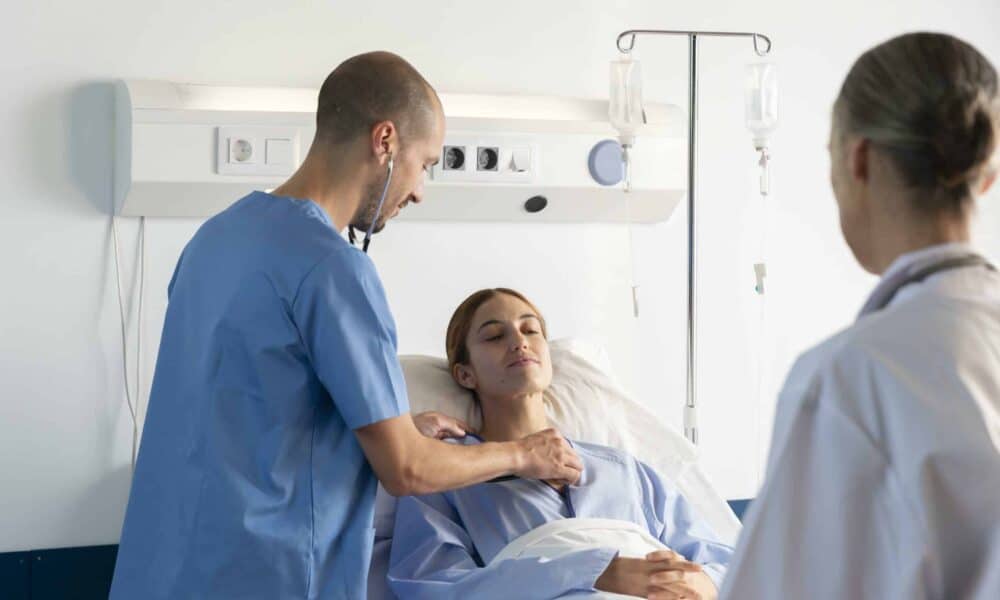 Επίσκεψη γιατρών σε θάλαμο νοσοκομείου