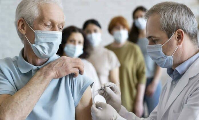 viruscomgr_vaccination-_people-scaled-1-center-top-1000x600 (1) Ομαδικός εμβολιασμός