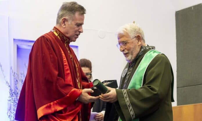 viuscomgr_episitimos_apostolopoulos-2-scaled-center-top-1000x600 Αποστολόπουλος, αναγόρευση σε επίτιμο διδάκτορα