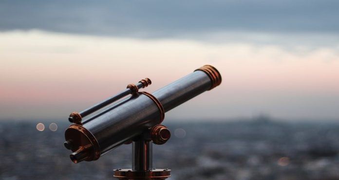 Allianz Trade article cover with telescope