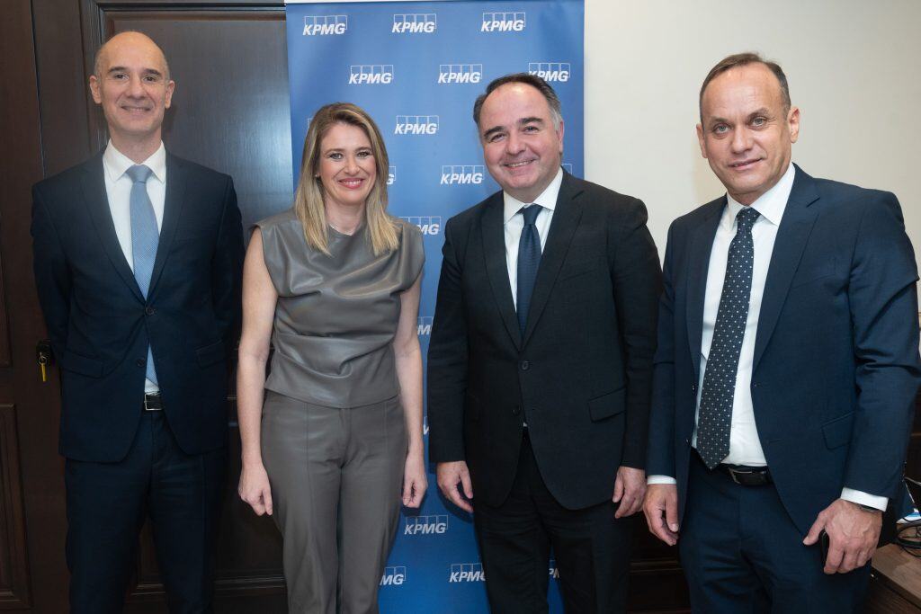 Από αριστερά: Κωνσταντίνος Δήμος, Partner, Advisory, KPMG στην Ελλάδα, Άννα Ευθυμίου, Υφυπουργός Εργασίας και Κοινωνικής Ασφάλισης, Βασίλης Καμινάρης, Partner, Head of Audit, και Νίκος Δημάκος, Partner, Head of Consulting, KPMG στην Ελλάδα