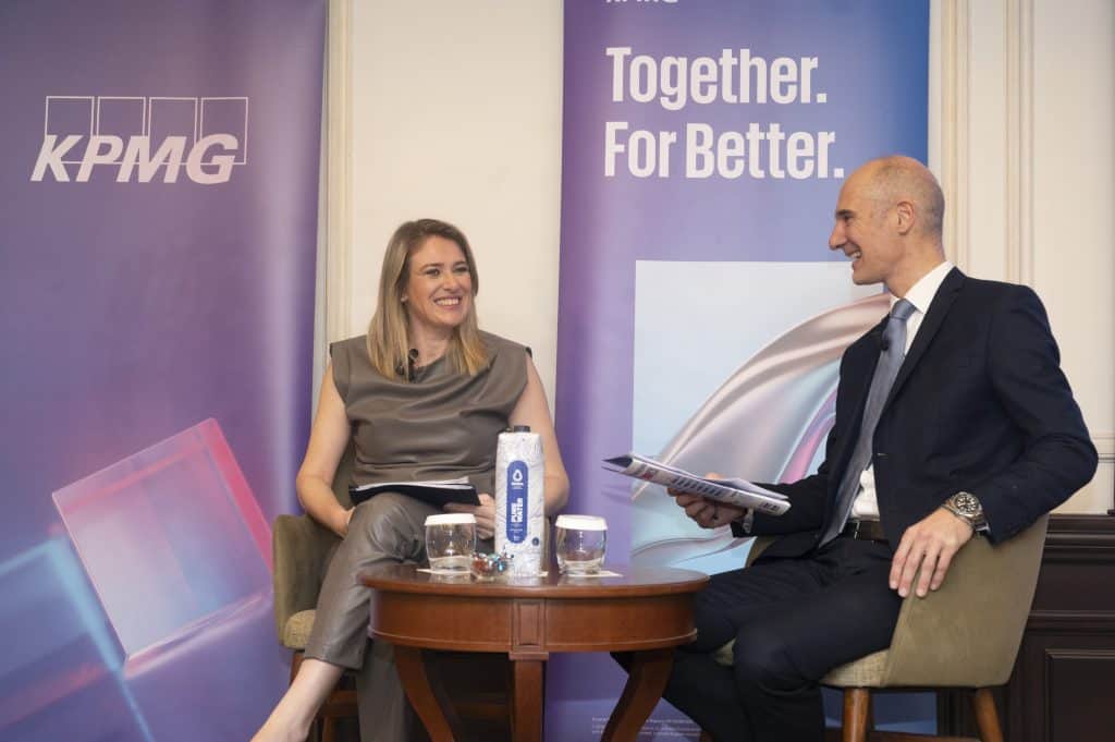 H Υφυπουργός Άννα Ευθυμίου συνομιλεί με τον Κωνσταντίνο Δήμο