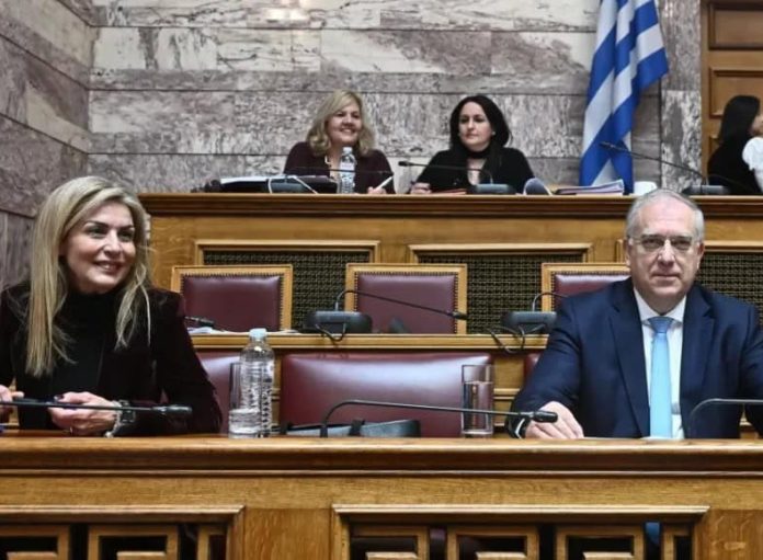 Τσαγγάρη και Θεοδωρικάκος στη Βουλή, Photo credit: ΓΙΩΡΓΟΣ ΚΟΝΤΑΡΙΝΗΣ/EUROKINISSI