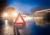 Οδική βοήθεια, αμάξι με βλάβη και τρίγωνο σε βρεγμένο δρόμο, πηγή: Shutterstock