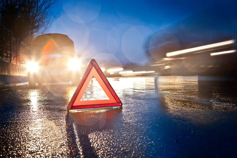 Οδική βοήθεια, αμάξι με βλάβη και τρίγωνο σε βρεγμένο δρόμο, πηγή: Shutterstock