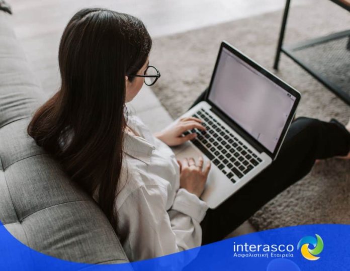 Interasco, εικαστικό με κοπέλα και λάπτοπ