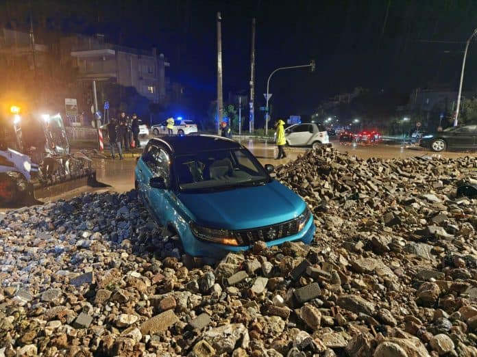 Καταιγίδα ζημιές, αυτοκίνητο σε φερτά υλικά