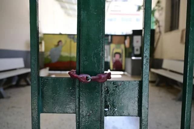 Κλειστό σχολείο, κλειδωμένη καγκελόπορτα