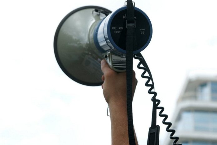 Απεργία, χέρι με τηλεβόα