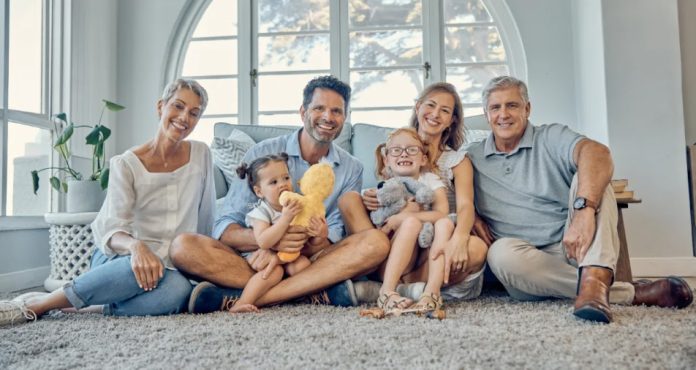 Ξηρογιαννόπουλος, εικαστικό με οικογένεια στο σπίτι