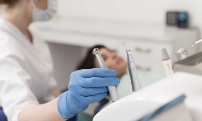 Οδοντίατρος και ασθενής