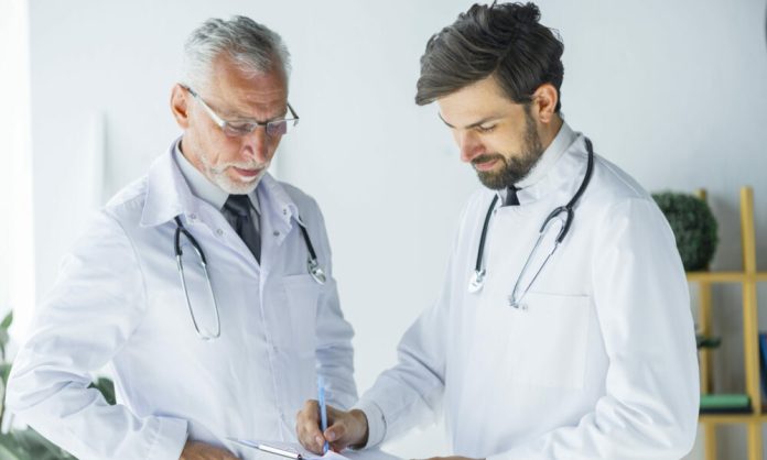 Γιατροί, μεγάλος και μικρός σε ηλικία