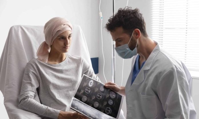 Επισκεπτήριο γιατρού σε ασθενή με καρκίνο