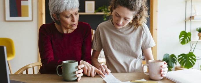 Generali, εικόνα άρθρου για την οικονομική παιδεία με μητέρα και κόρη