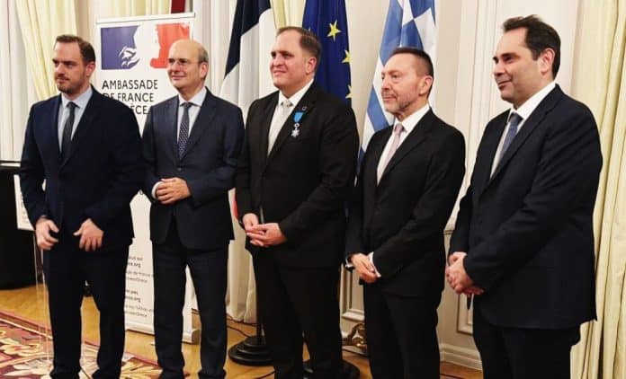 Στιγμιότυπο απονομής διάκρισης στον Γ. Πιτσιλή, ΑΑΔΕ, από την Πρεσβεία της Γαλλίας