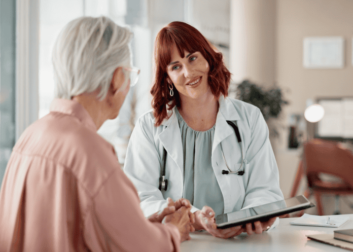 Medifirst, γιατρός και ηλικιωμένη ασθενής